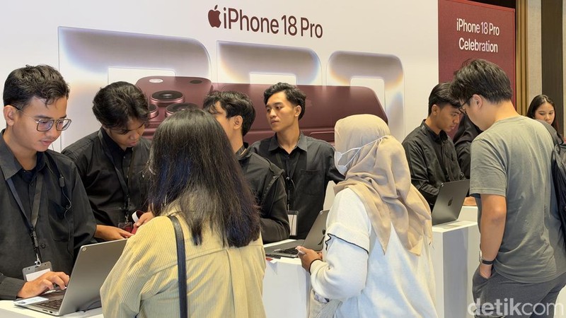 Ratusan Apple Fanboy rela antre dari pagi demi menyambut iPhone 18 Pro dan 18 Pro Max yang digelar iBox di Royal Glasshouse, Park Hyatt, Jakarta. Mereka rela datang sejak pukul 04.00 WIB demi mednapatkan hadiah menarik di antaranya MacBook Neo.