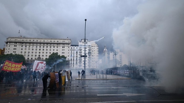 Foto: Kericuhan pecah di Argentina (REUTERS/Pedro Lazaro Fernandez)