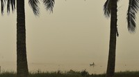 Kepungan asap di wilayah tersebut terpantau bertambah pekat dalam beberapa hari terakhir akibat berdekatan dengan sumber api di Taman Nasional Berbak Sembilang dan Tahura Orang Kayo Hitam. ANTARA FOTO/Wahdi Septiawan 