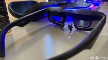 Kacamata ini memiliki layar Micro OLED berukuran 0,55 inch yang dapat menampilkan layar virtual seluas 171 inch pada jarak 4 meter dengan refresh rate 240Hz. Foto: Virgina Maulita Putri/detikINET