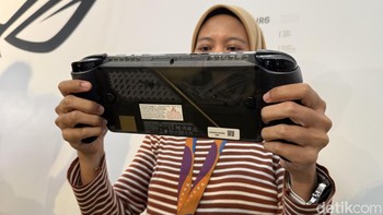 ROG Xbox Ally X20 hadir dengan desain translucent berwarna hitam yang agak tembus pandang dan dihiasi aksen emas. Foto: Virgina Maulita Putri/detikINET