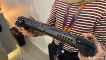 Di bagian atas konsol terdapat deretan port, tombol volume, slot microSD, dan tentu saja empat shoulder buttons. Foto: Virgina Maulita Putri/detikINET