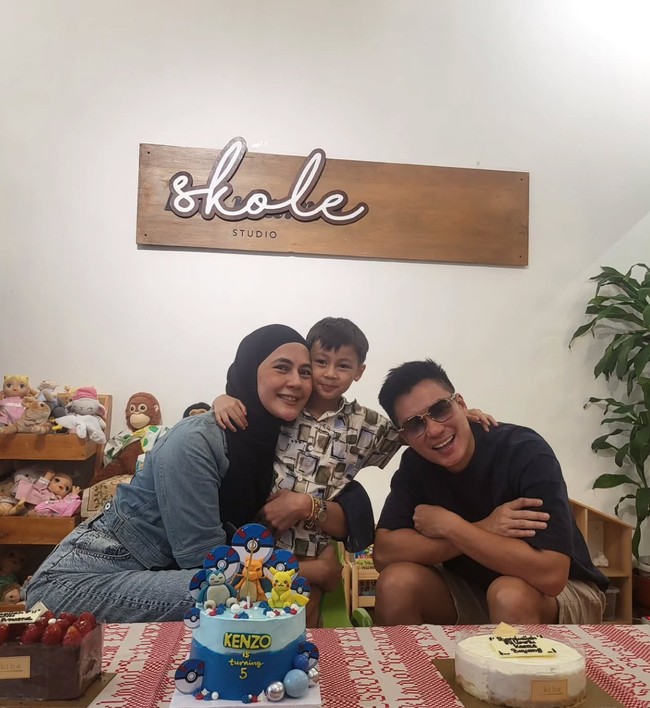 Meski sudah bercerai, Paula dan Baim tetap terlihat kompak bersama-sama menemani Kenzo selama momen perayaan ulang tahunnya. Mereka bahkan sempat berpose bertiga bersama putranya yang berulang tahun. Foto: Instagram/@baimwong