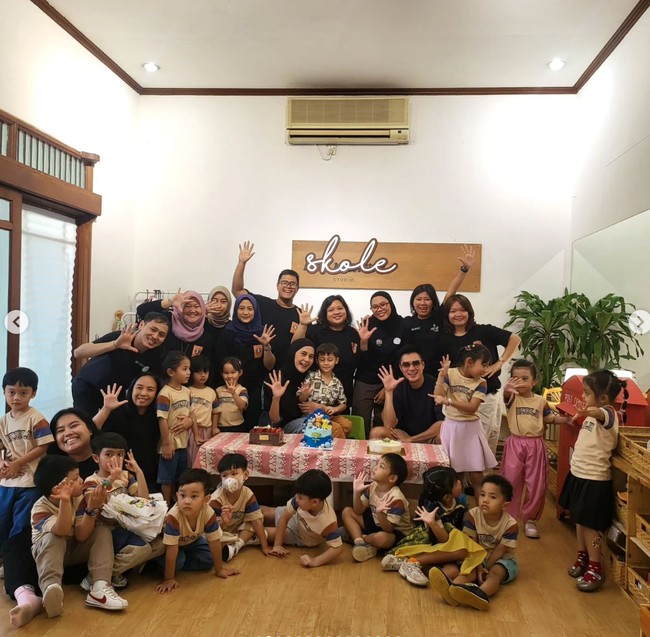 Ulang tahun tersebut dirayakan di sekolah Kenzo bersama guru dan teman-temannya. Makasih ya buat party kecil di sekolah Kenzo! Jadi 2 kali dirayainnya, tulis Baim dalam keterangan unggahannya. Foto: Instagram/@baimwong