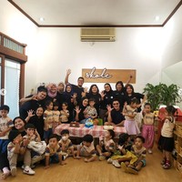 Ulang tahun tersebut dirayakan di sekolah Kenzo bersama guru dan teman-temannya. Makasih ya buat party kecil di sekolah Kenzo! Jadi 2 kali dirayainnya, tulis Baim dalam keterangan unggahannya. Foto: Instagram/@baimwong