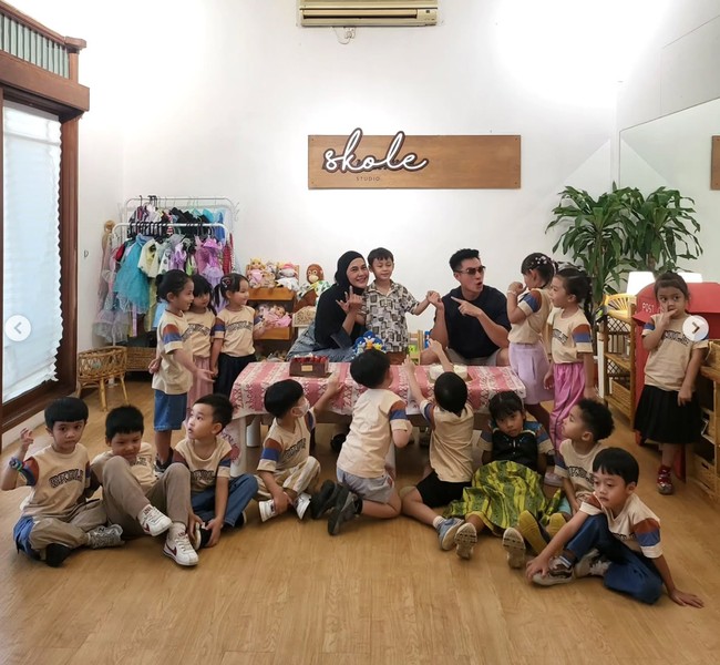Meski tampak sederhana namun perayaan tersebut tampak seru dengan kehadiran teman-teman Kenzo. Foto: Instagram/@baimwong
