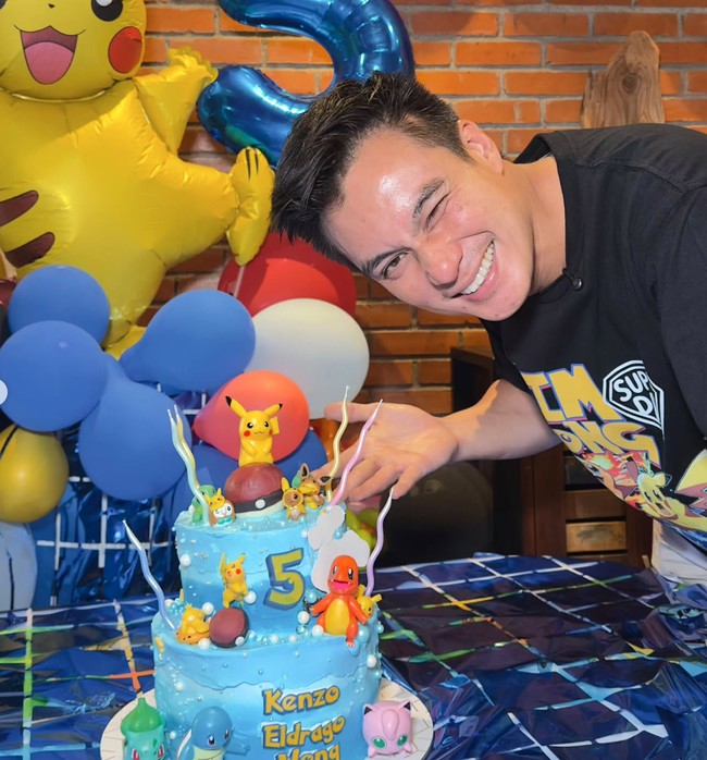 Kue ulang tahunnya dibuat spesial dengan tema Pokemon. Bernuansa biru, kue tersebut tampak terdiri dari 2 tingkat dihiasi bentuk Pokemon dan teman-temannya. Foto: Instagram/@baimwong