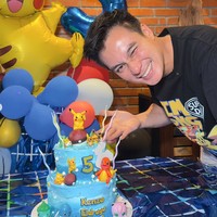 Kue ulang tahunnya dibuat spesial dengan tema Pokemon. Bernuansa biru, kue tersebut tampak terdiri dari 2 tingkat dihiasi bentuk Pokemon dan teman-temannya. Foto: Instagram/@baimwong