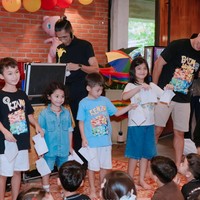 Kakak Kenzo, Kiano juga terlihat hadir. Kiano tampak mengenakan kaos hitam bergambar Pokemon dengan namanya. Foto: Instagram/@baimwong