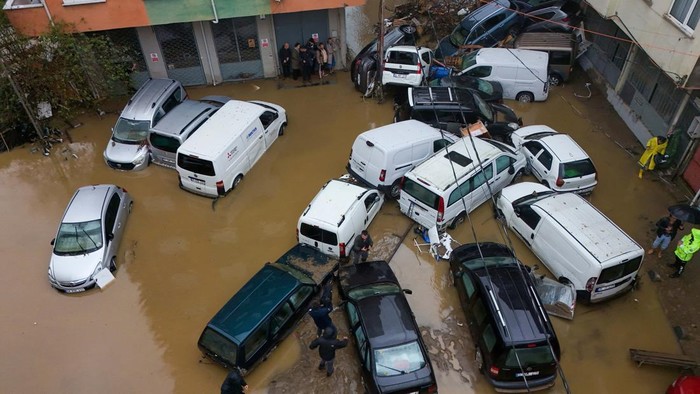 Banjir Terparah Sejak 1942 Hantam Istanbul, Sapu Puluhan Mobil A man walks over damaged vehicles piled up in a flooded residential neighbourhood after heavy rains in Istanbul, Turkey, October 15, 2026. REUTERS/Murad Sezer