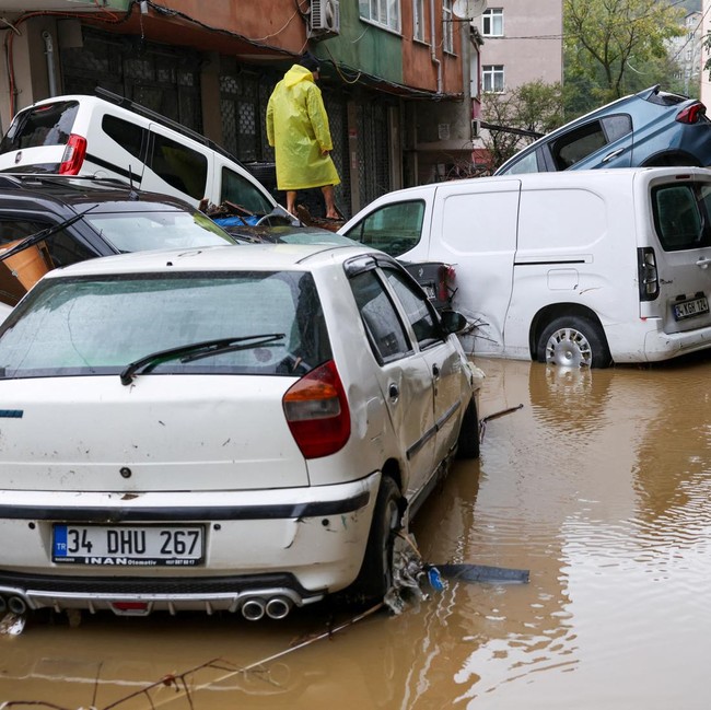Banjir Terparah Sejak 1942 Hantam Istanbul, Sapu Puluhan Mobil