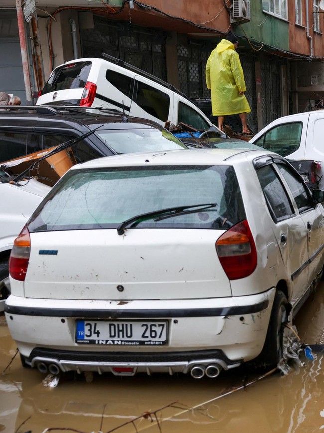 Banjir Terparah Sejak 1942 Hantam Istanbul, Sapu Puluhan Mobil