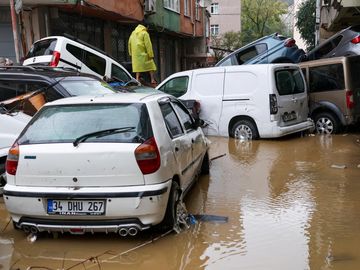 Banjir Terparah Sejak 1942 Hantam Istanbul, Sapu Puluhan Mobil