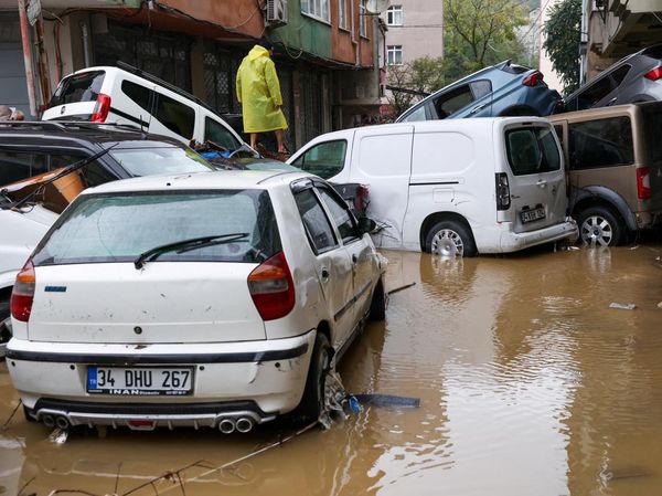 Banjir Terparah Sejak 1942 Hantam Istanbul, Sapu Puluhan Mobil