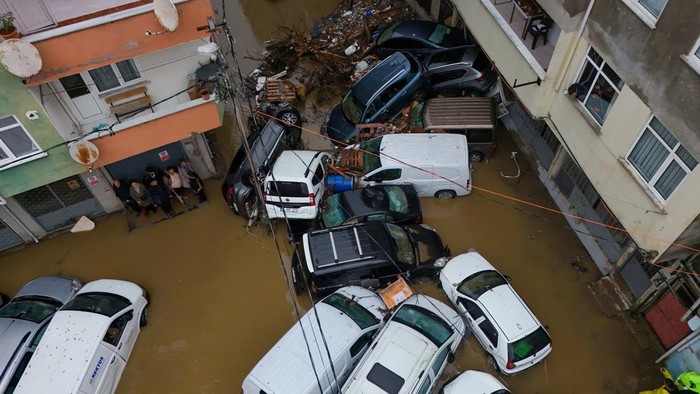 Banjir Terparah Sejak 1942 Hantam Istanbul, Sapu Puluhan Mobil A man walks over damaged vehicles piled up in a flooded residential neighbourhood after heavy rains in Istanbul, Turkey, October 15, 2026. REUTERS/Murad Sezer
