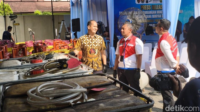 Barang bukti dalam kasus dugaan penimbunan Bio Solar bersubsidi di kantor Ditreskrimsus di Kecamatan Banyumanik, Kota Semarang, Jumat (16/10/2026).