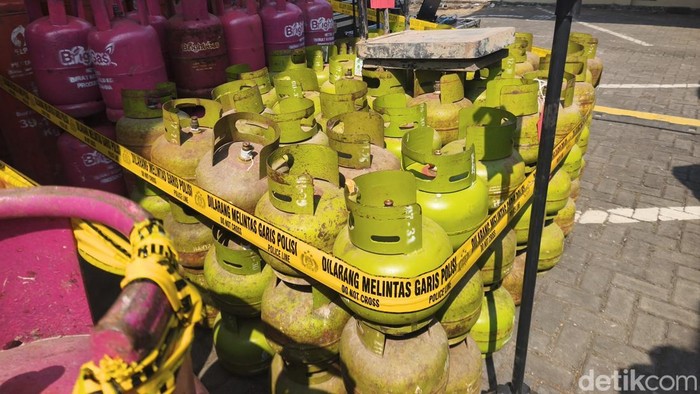 Ungkap kasus dugaan pengoplosan gas LPG yang digelar di kantor Dirreskrimum Polda Jateng, Kecamatan Banyumanik, Kota Semarang, Jumat (16/10/2026).