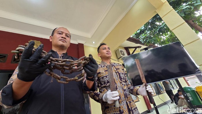 Barang bukti milik korban yang digunakan saat duel 2 lawan 1 di atas KM Cahaya Mutiara