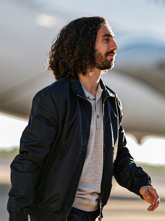 Jaket seperti yang dikenakan Marc Cucurella ini dilengkapi detail kulit bertekstur dengan logo khas Louis Vuitton pada bagian saku, serta emblem Real Madrid yang dibordir di bagian depan. Label personalisasi di bagian dalam juga memuat identitas kedua pihak, mempertegas karakter eksklusif koleksi ini. (Foto: Dok. Louis Vuitton)