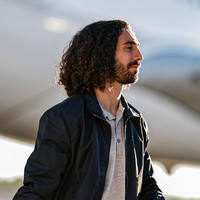 Jaket seperti yang dikenakan Marc Cucurella ini dilengkapi detail kulit bertekstur dengan logo khas Louis Vuitton pada bagian saku, serta emblem Real Madrid yang dibordir di bagian depan. Label personalisasi di bagian dalam juga memuat identitas kedua pihak, mempertegas karakter eksklusif koleksi ini. (Foto: Dok. Louis Vuitton)