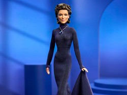 Celine Dion Jadi Boneka Barbie, Pakai Kalung Ikonik dari Film Titanic