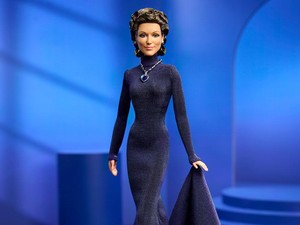 Celine Dion Jadi Boneka Barbie, Pakai Kalung Ikonik dari Film Titanic