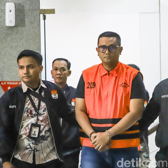 Bupati Klaten Hamenang Wajar Ismoyo Melangkah ke Mobil Tahanan KPK