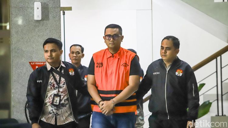 Bupati Klaten Hamenang Wajar Ismoyo Melangkah ke Mobil Tahanan KPK