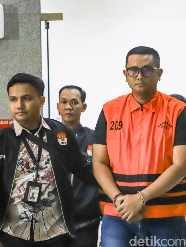 Bupati Klaten Hamenang Wajar Ismoyo Melangkah ke Mobil Tahanan KPK