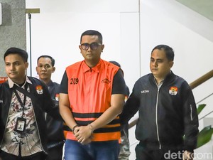 KPK Geledah Rumah Bupati Klaten Hamenang, Sita Duit hingga Perhiasan