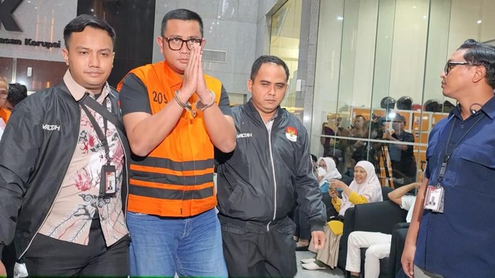 Bupati Klaten Hamenang Wajar Ismoyo selesai diperiksa KPK setelah terjaring operasi tangkap tangan (OTT). (Kurniawan/detikcom)