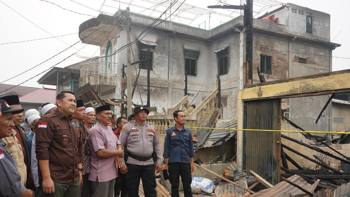 Bupati Merangin M Syukur saat meninjau kebakaran rumah warga dan salurkan bantuan