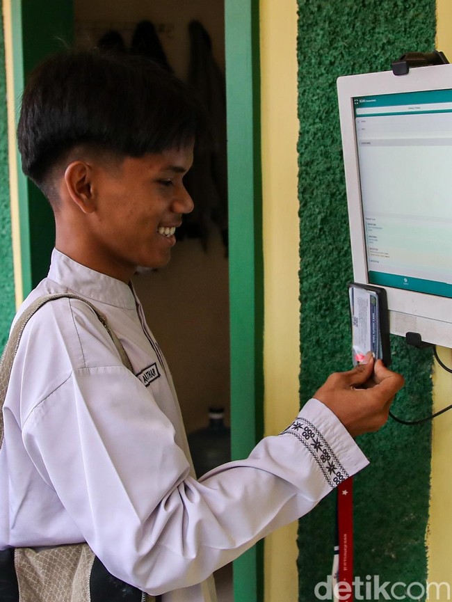 Cegah Siswa Bolos, Absensi Digital MAN 6 Jakarta Terhubung ke HP Orang Tua