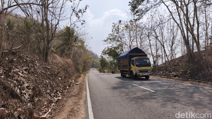 Suasana jalan Ngadirejo-Giriwoyo di Gunung Pegat, Kecamatan Nguntoronadi, Kabupaten Wonogiri, Rabu (14/10/2026).