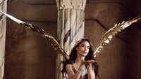 Gaya Seksi Cinta Laura Pose bak Model Victoria's Secret, Pakai Sayap Emas