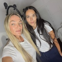 Demi Moore Pamer Foto Tanpa Makeup Jelang Usia 64, Wajah Glowing Banjir Pujian