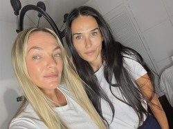 Demi Moore Pamer Foto Tanpa Makeup Jelang Usia 64, Wajah Glowing Banjir Pujian