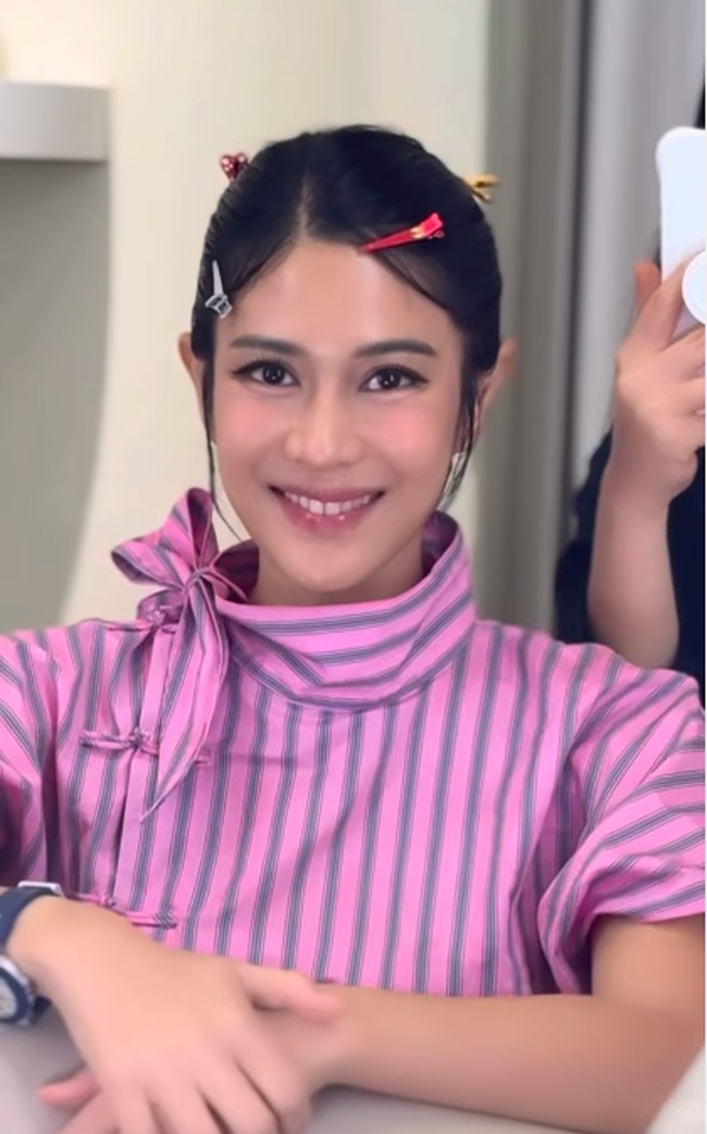 Kali ini, riasannya mengandalkan makeup artist lokal, Marin beauty house. Penata rias itu tampak terkejut dengan popularitas juga pesona Dian di karpet merah. Foto: Instagram @marinbeautyhouse_eunjin