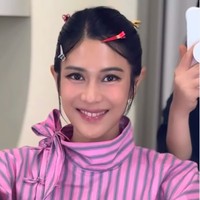 Kali ini, riasannya mengandalkan makeup artist lokal, Marin beauty house. Penata rias itu tampak terkejut dengan popularitas juga pesona Dian di karpet merah. Foto: Instagram @marinbeautyhouse_eunjin