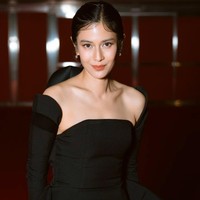 Dian pun tampil dengan gaya rambut kuncir klasik yang membuat gayanya semakin elegan. Foto: Instagram @therealdisastr