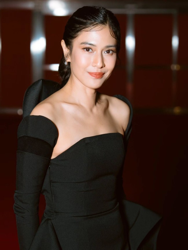 Untuk riasan, aktris yang juga produser tersebut menerapkan makeup flawless dengan kompleksi yang glowing dan aksentuasi sapuan lipstik bernuansa coral. Foto: Instagram @therealdisastr