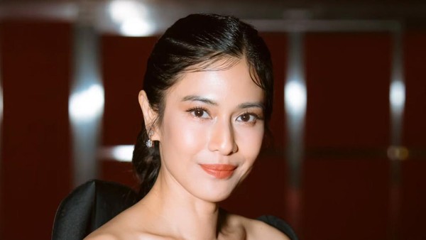 Potret Dian Sastrowardoyo di Tangan MUA Korea, Bersinar di Festival Film Busan