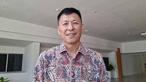 Direktur PT Star Bright International Investment, Lu Keming, saat ditemui wartawan di depan ruang kerja Gubernur NTB, Kamis (15/10/2026). (Foto: Ahmad Viqi/detikBali)