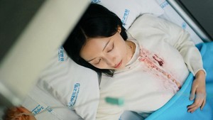 SBS merilis potongan gambar dari episode terbaru drakor Doctor X yang mengejutkan penonton. Gye Soo Jung dilarikan ke instalasi gawat darurat dalam kondisi berdarah. Apa yang terjadi? (Foto: dok. SBS)
