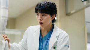 Park Tae Kyung (diperankan Kim Woo Seok) gak kalah khawatir melihat mentornya ada dalam kondisi darurat. (Foto: dok. SBS)