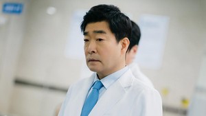 Di sisi lain, Bu Seung Kwon (diperankan Son Hyun Joo) sang kepala rumah sakit ikut penasaran dengan apa yang terjadi. Siapa dalang di balik kejadian ini? (Foto: dok. SBS)