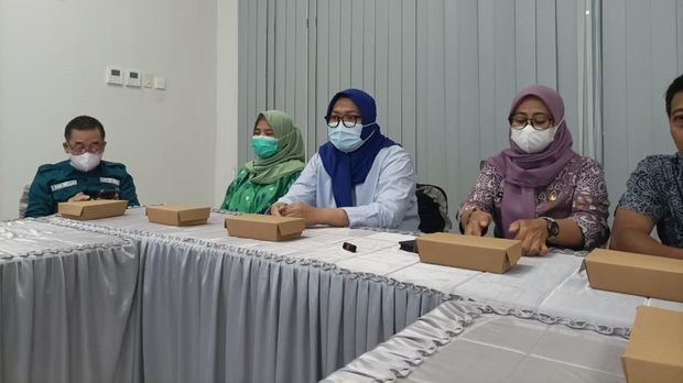 Dokter RSUD Tenriawaru Bone, dr Andi Koneng (jilbab biru) menjelaskan kronologi bayi meninggal karena diduga lambat ditangani. (Dok. Istimewa) Dokter RSUD Tenriawaru Bone, dr Andi Koneng (jilbab biru) menjelaskan kronologi bayi meninggal karena diduga lambat ditangani.