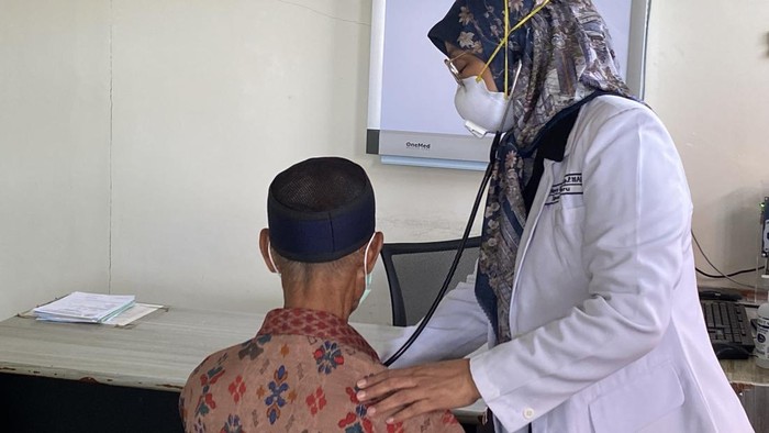Dokter saat memeriksa pasien rujukan ISPA di RSUD Andi Makkasau Parepare.