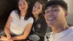 Seru! Donna Agnesia Ngopi Sambil Camping hingga Cicip Makanan Viral