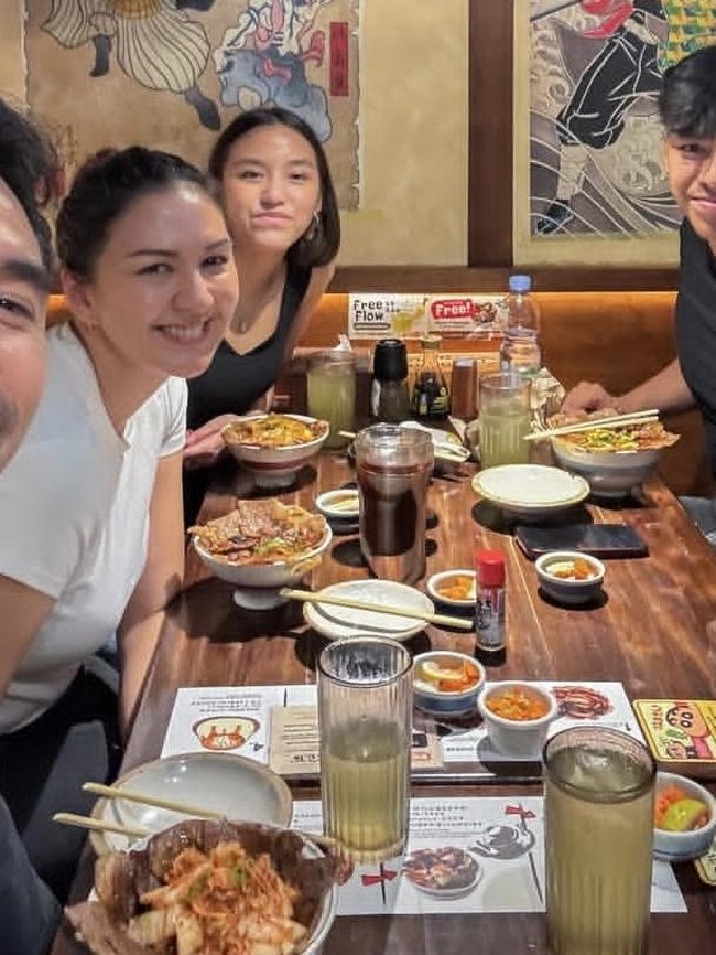 Seru! Donna Agnesia Ngopi Sambil Camping hingga Cicip Makanan Viral